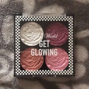 Get Glowing Highlighter Palette